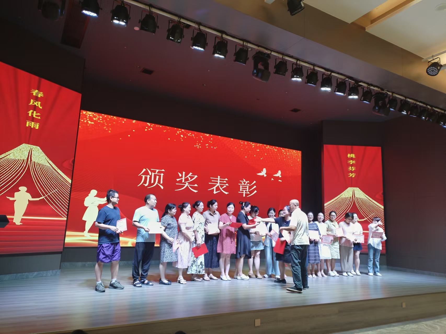 9月10日，曙光学校教师节文艺晚会在hth·华体会体育（中国）官方网站溢香园酒店举办